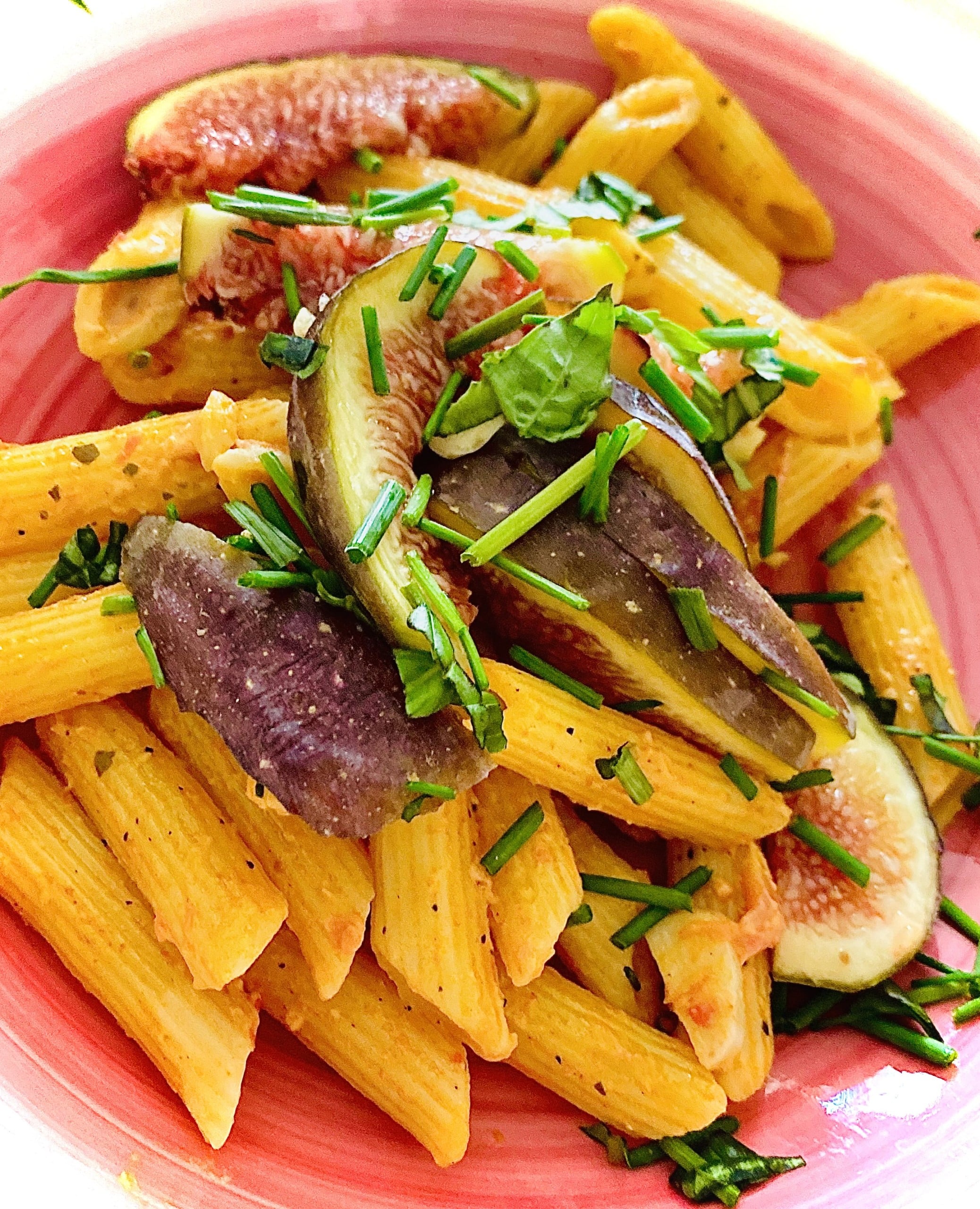 Penne con salsa di pomodoro e fichi