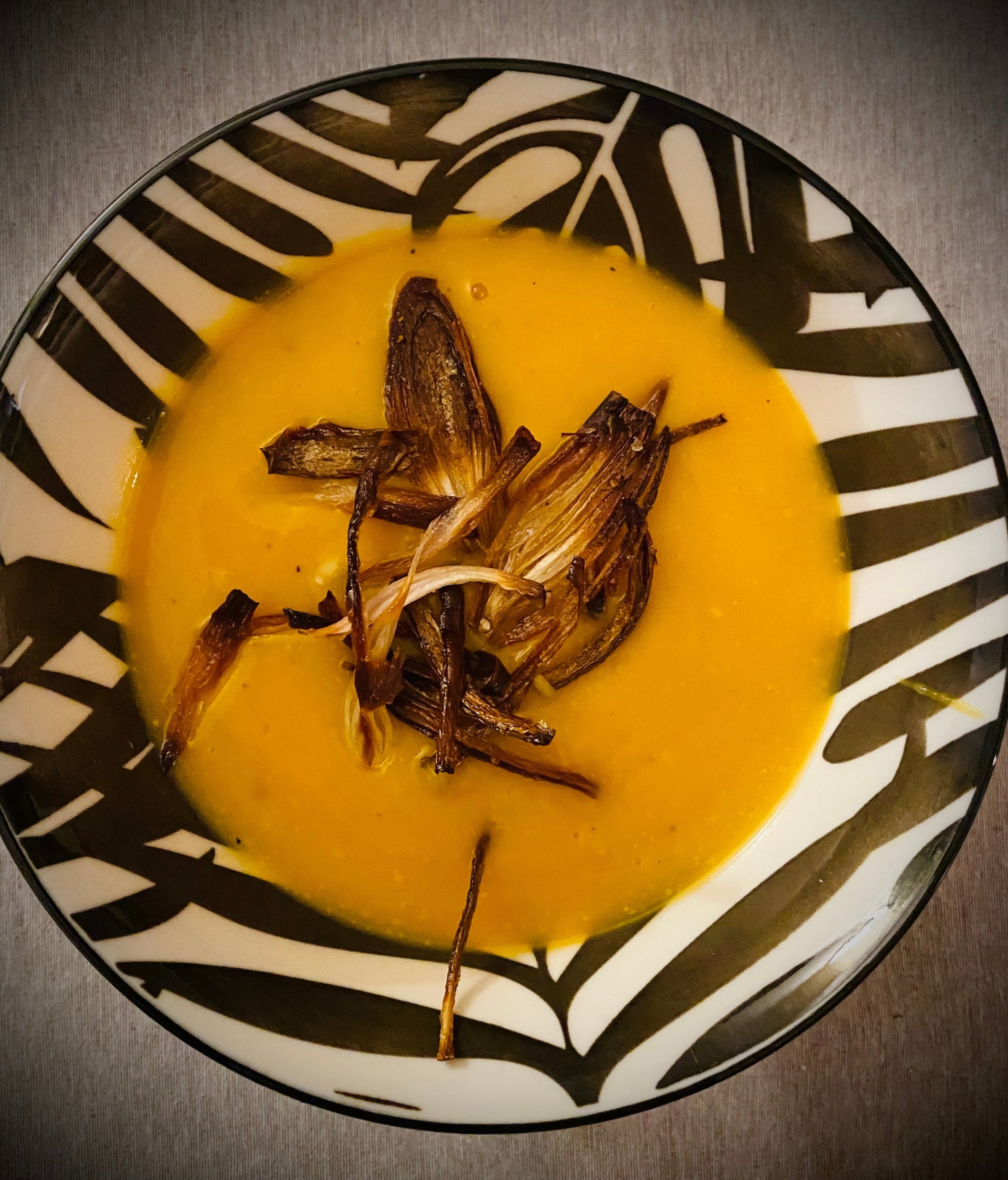 Velouté de courge butternut et chips d'échalotes
